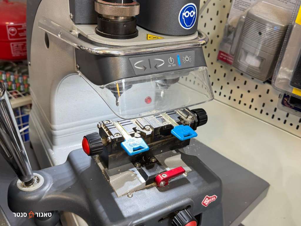 מכונה לשכפול מפתחות בחנות