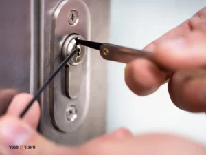 מנעולן פורץ